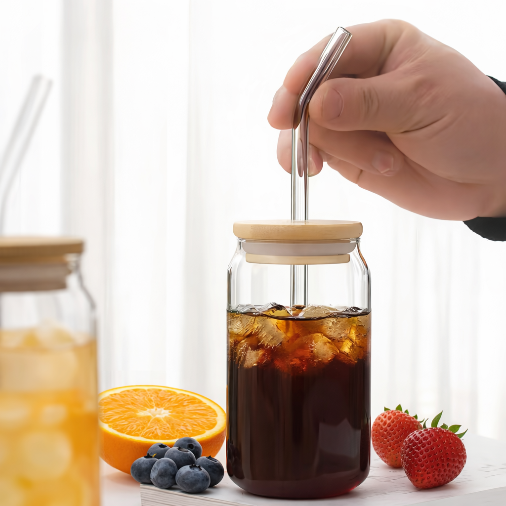 كوب زجاجي بغطاء من الخيزران