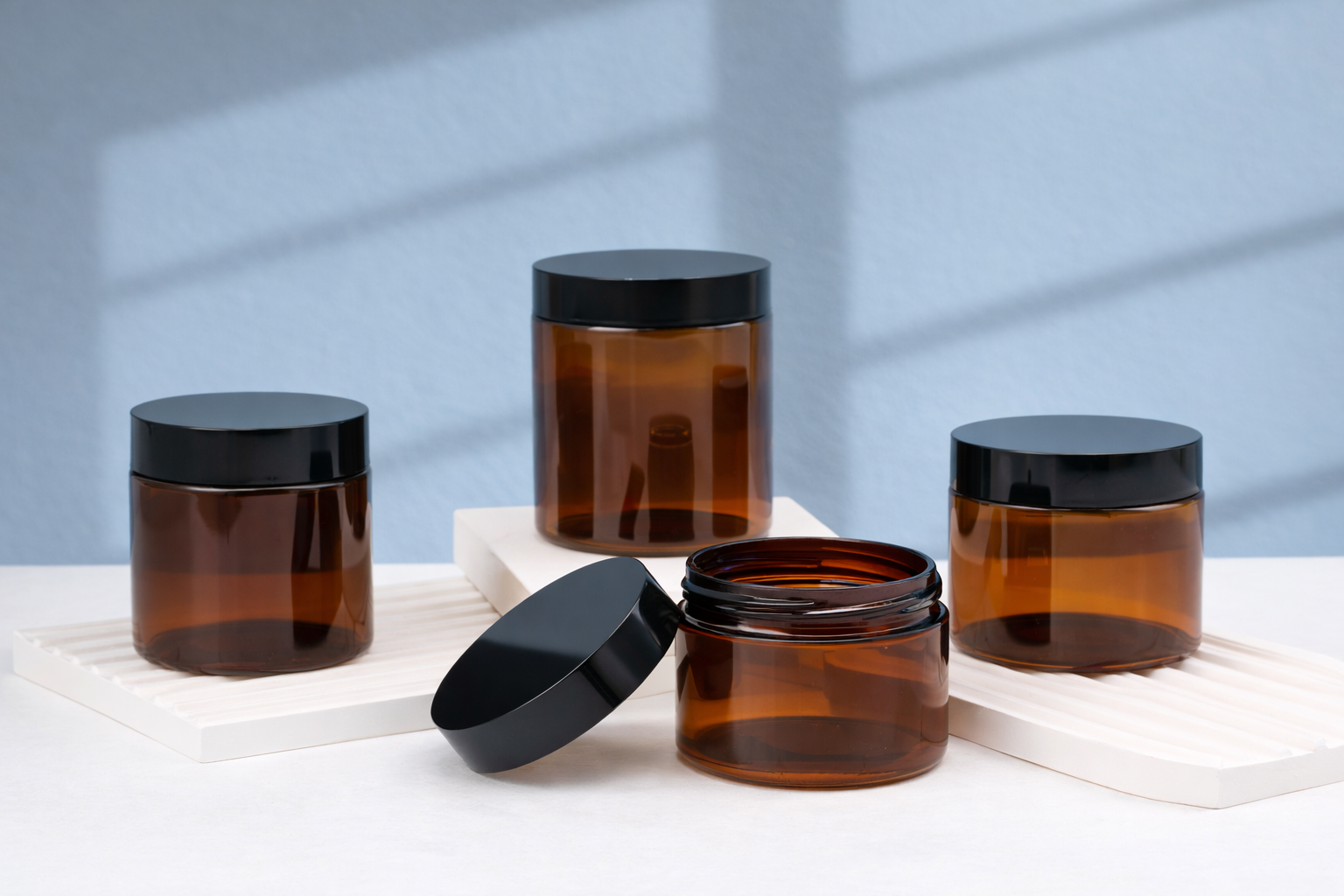 أغطية بلاستيكية